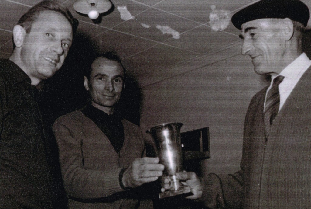 Henri Pochat (à droite) remettant une coupe à René Bugada. A gauche, Roger Pillonnel (PGR258d)