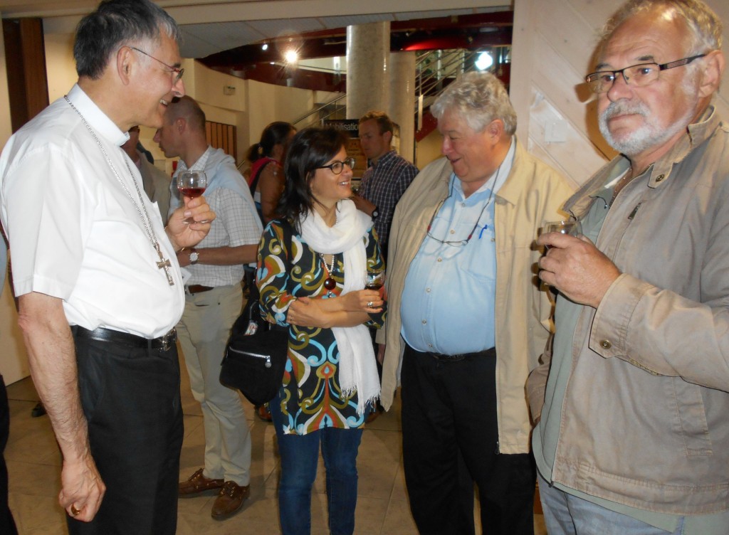 20 juin 2015: Visite de Mgr Roland, évêque de Belley-Ars, à l'exposition Ferney-en-mémoire. De gauche à droite: Mgr Pascal Roland, Khadija Unal, Alex Décotte, Gilbert Heffner.